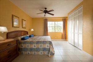 Cama ou camas em um quarto em Divi Southwinds Beach Resort