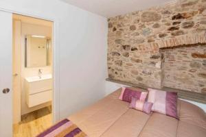 Postelja oz. postelje v sobi nastanitve Apartamento histórico en el Barri Vell Girona