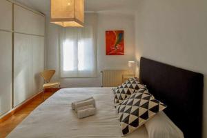 ジローナにあるApartamento Santa Clara Gironaのベッドルーム1室(大型ベッド1台付)