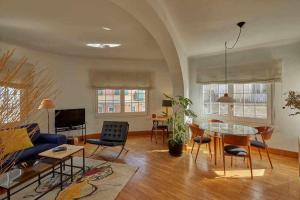 Televízia a/alebo spoločenská miestnosť v ubytovaní Apartamento Santa Clara Girona