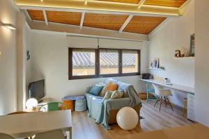 Una sala de estar con un sofá azul y una mesa. en Apartamento dúplex Rei Martí, Girona, en Girona