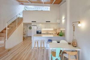 Una cocina y un comedor con mesa y sillas. en Apartamento dúplex Rei Martí, Girona, en Girona