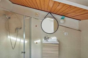 un baño con espejo y lavabo en Apartamento dúplex Rei Martí, Girona, en Girona 28 fotos más