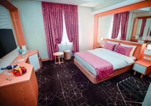 Säng eller sängar i ett rum på Regal Inn Badamdar Hotel