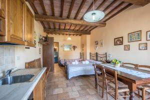 uma cozinha e uma sala de estar com uma mesa em Poggio Primo - Monolocale Saraceno em Castiglion Fibocchi