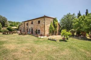 ein altes Steingebäude auf einem Feld mit Hof in der Unterkunft Poggio Primo - Bilocale Prunalbo in Castiglion Fibocchi