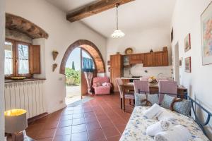 uma cozinha e sala de jantar com um arco e uma mesa em Poggio Primo - Trilocale Carlotta em Castiglion Fibocchi