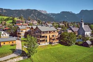 z góry widok na miasto z kościołem w obiekcie die Tauplitz Lodges - Bergblick Lodge B1 by AA Holiday Homes w mieście Tauplitz