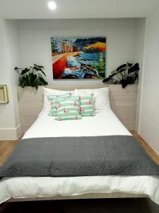 伊洛伊洛的住宿－Natalie's Villa，卧室配有一张带三个枕头的大型白色床