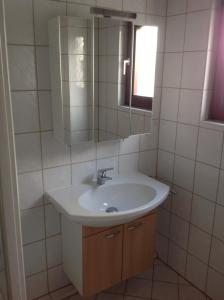 a bathroom with a sink and a mirror at Ruhige Wohnung in Schnaitheim bei Heidenheim in Heidenheim an der Brenz
