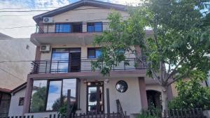 Casa con balcón y árbol en VILA LITORIA, en Costinesti