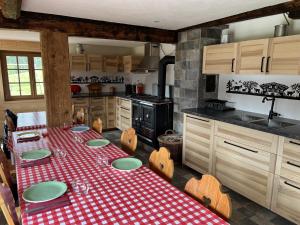 ครัวหรือมุมครัวของ Chalet Schwendli
