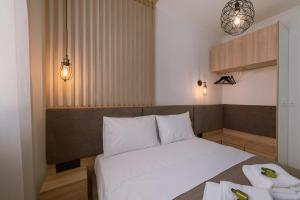 a bedroom with a bed and two towels on a table at Summer Feelings in Skala Sotiros