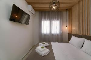 a bedroom with a bed with two towels on it at Summer Feelings in Skala Sotiros
