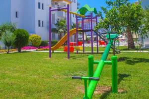 - une aire de jeux avec toboggan dans un parc dans l'établissement Hotel Dream Of Side, à Sidé