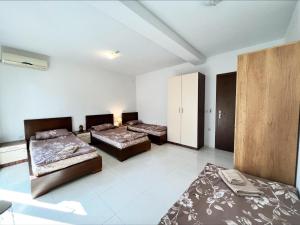 Llit o llits en una habitació de Majap hostel