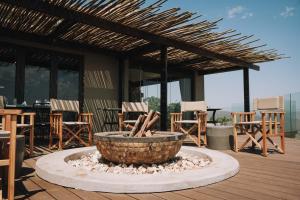 Zulu Rock Lodge - Babanango Game Reserve的阳台或露台
