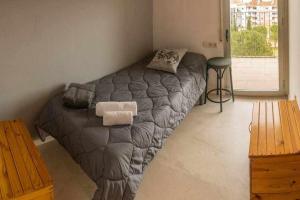 ジローナにあるApartamento con terraza y parking privado Gironaのベッドルーム1室(ベッド1台付)
