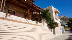 a house with plants on the side of it at SOULA ROOMS in Kini