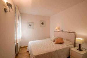 ジローナにあるÁtico con gran terraza en el corazón de Gironaの窓付きの部屋にベッド付きのベッドルーム1室があります。