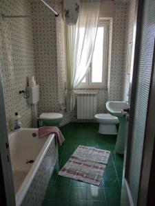 a bathroom with a tub and two sinks and a bath tub at Appartamento turistico Giarre in Giarre