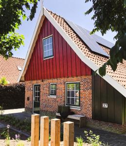una casa roja con techo rojo en Flierzicht en Lievelde