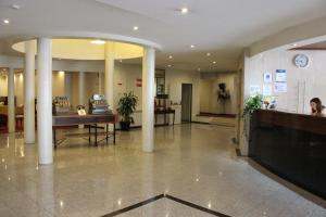 O saguão ou recepção de Hotel Santa Maria