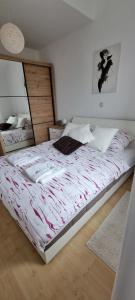 1 dormitorio con 1 cama grande en una habitación en Apartman sa pogledom na more u Linardicima en Linardići