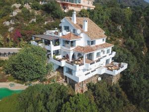 una vista aérea de una casa en una colina en B&B Muse Marbella, en Marbella