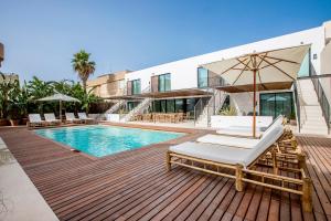 拉萨维纳Can Micalet的别墅配有游泳池、椅子和遮阳伞