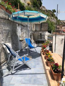 - 2 chaises et un parasol sur la terrasse dans l'établissement Il Carrubo, à Vietri