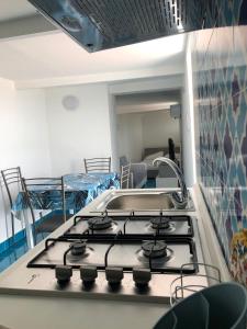 - une cuisine avec une cuisinière dans une salle d'hôpital dans l'établissement Il Carrubo, à Vietri