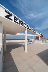 a sign on the side of a building with the ocean at Zero5.Zero5 in Lignano Sabbiadoro