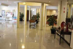 O saguão ou recepção de Hotel Santa Maria