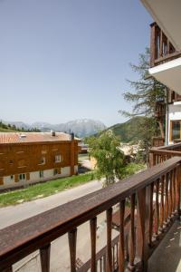 - une vue depuis le balcon d'un bâtiment dans l'établissement Hotel le Chamois by YourAlpAdventure, à Huez