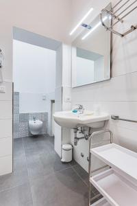 bagno bianco con lavandino e specchio di Hotel Amalfi a Bellaria-Igea Marina