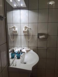 KockengenにあるBoerderij Hazenveldのバスルーム(白い洗面台、鏡付) +37枚の写真