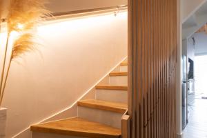uma escada numa casa com uma luz sobre ela em Pilos Sunrise Loft em Pilos