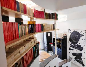 una stanza con scaffali in legno pieni di libri di Alice in Bed&Books a Leporano