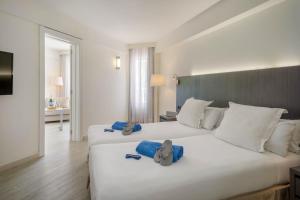Postel nebo postele na pokoji v ubytování Sol House The Studio - Calviá Beach - Adults Only + 37 fotografií