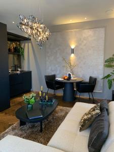 a living room with a couch and a table at Brabant Suites in Nistelrode