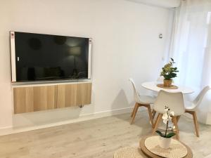 Televízia a/alebo spoločenská miestnosť v ubytovaní Castro Holidays - Apto C Nuevo Céntrico con Garaje Gratis
