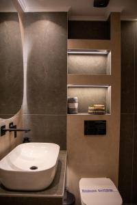 Kúpeľňa v ubytovaní SithoniaRS Luxury Apartment 2nd Floor with Sea View