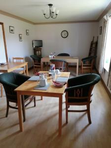 - un salon avec une table et des chaises en bois dans l'établissement The Old School, à Donington on Bain