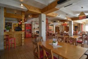 Villa & Gospoda Krakowska餐厅或其他用餐的地方