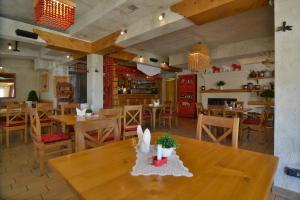 Villa & Gospoda Krakowska餐厅或其他用餐的地方