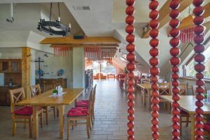 Villa & Gospoda Krakowska餐厅或其他用餐的地方