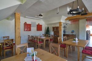 Villa & Gospoda Krakowska餐厅或其他用餐的地方