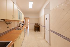 eine Küche mit einer Spüle und einer Arbeitsplatte in der Unterkunft FLH Alfama Flat with River View in Lissabon