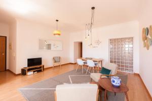 ein Wohnzimmer mit einem Sofa und einem Tisch in der Unterkunft FLH Alfama Flat with River View in Lissabon